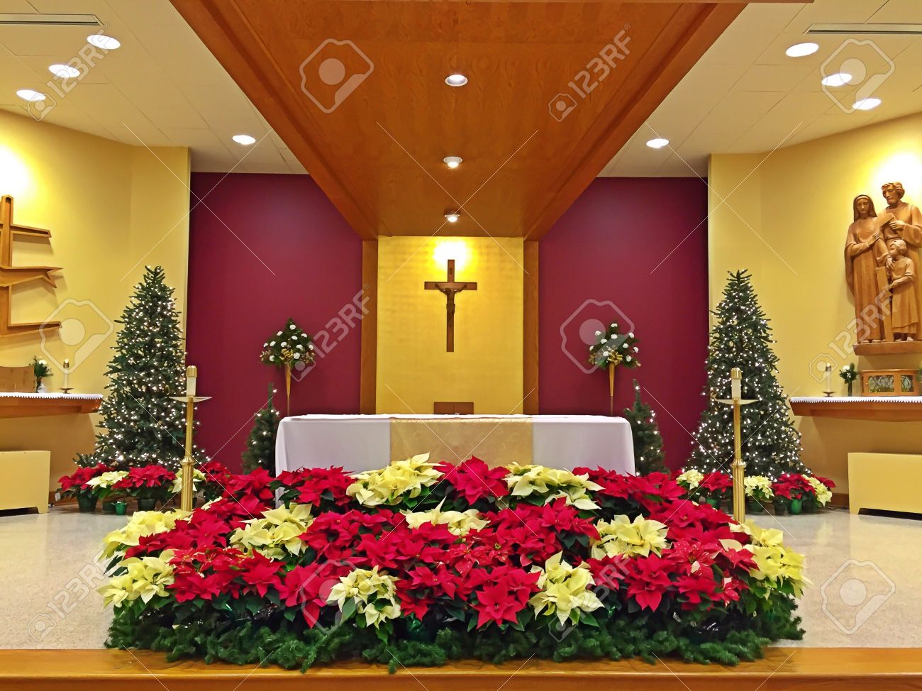 Un Altar De La Iglesia Decorada Con Flores En El Día De Navidad. Fotos, Retratos, Imágenes Y Fotografía De Archivo Libres De Derecho. Image 35058927. Un Altar De La Iglesia Decorada Con Flores En El Día De Navidad. Fotos, Retratos, Imágenes Y Fotografía De Archivo Libres De Derecho. Image 35058927.