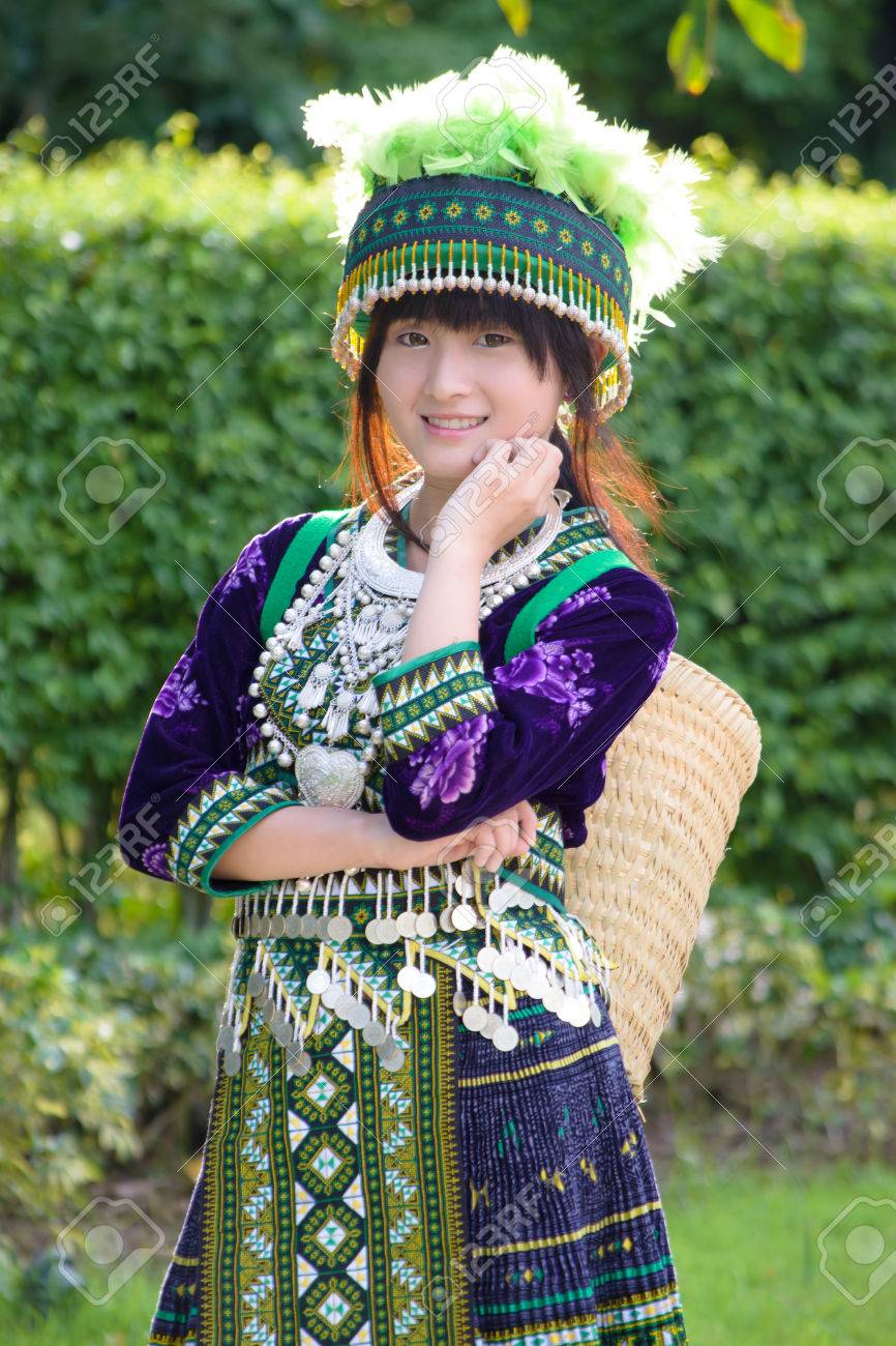 美しい山岳民族北部タイのもん族の衣装でかわいいアジアの若い女の子の