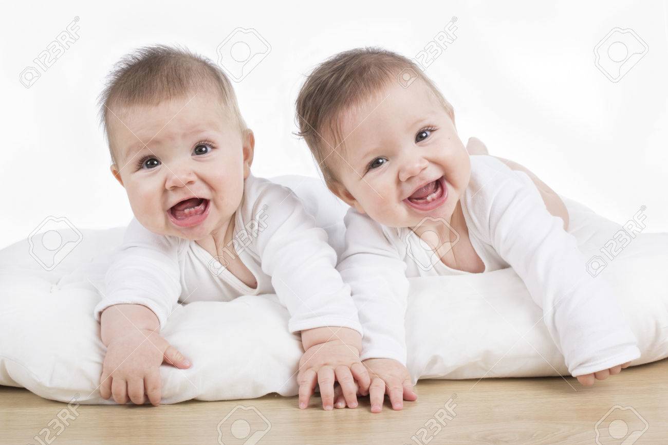 おなかの笑顔幸せな双子の赤ちゃん女の子 の写真素材 画像素材 Image おなかの笑顔幸せな双子の赤ちゃん女の子 の写真素材 画像素材 Image