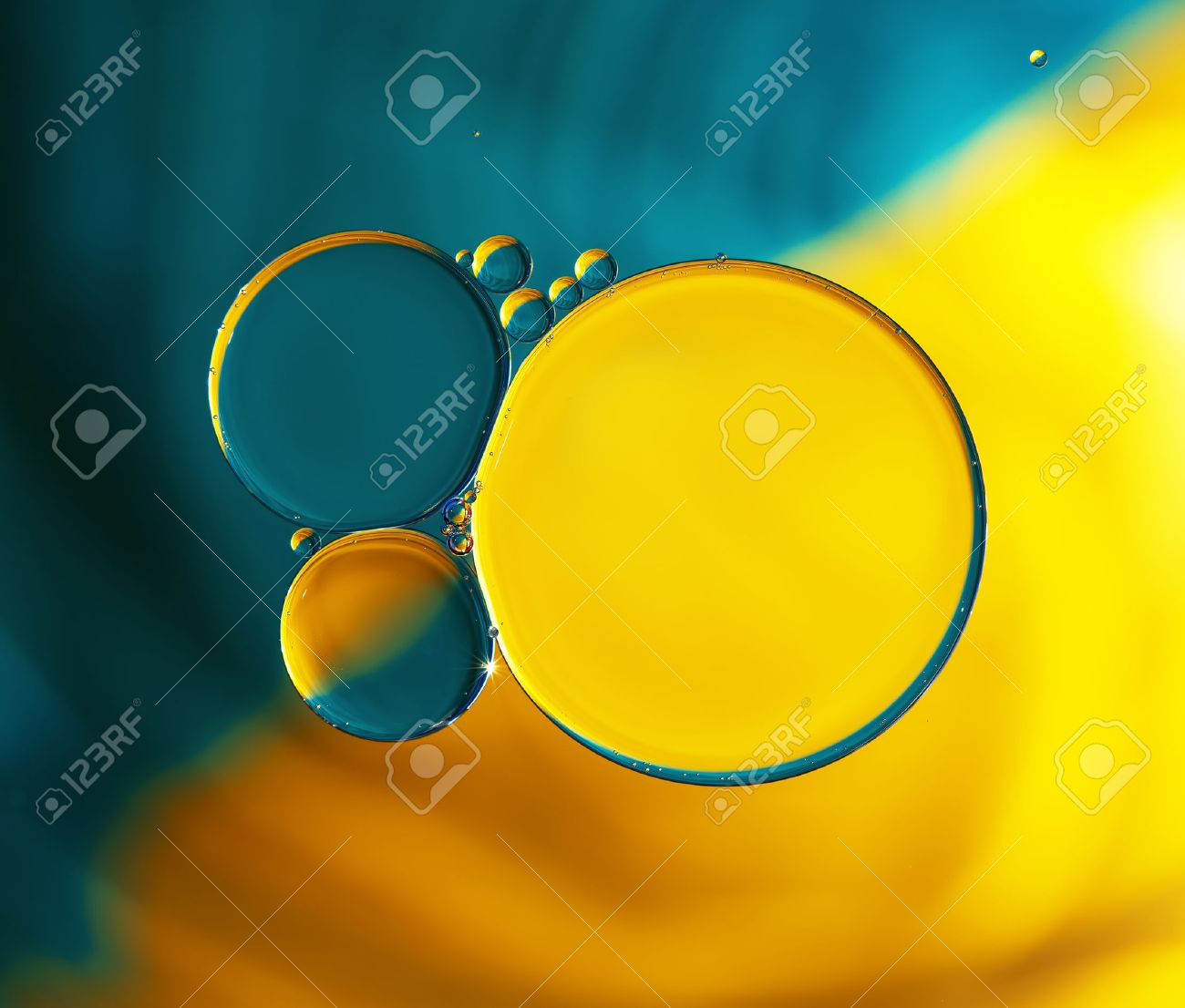 gotas de aceite en agua gotas de aceite en agua