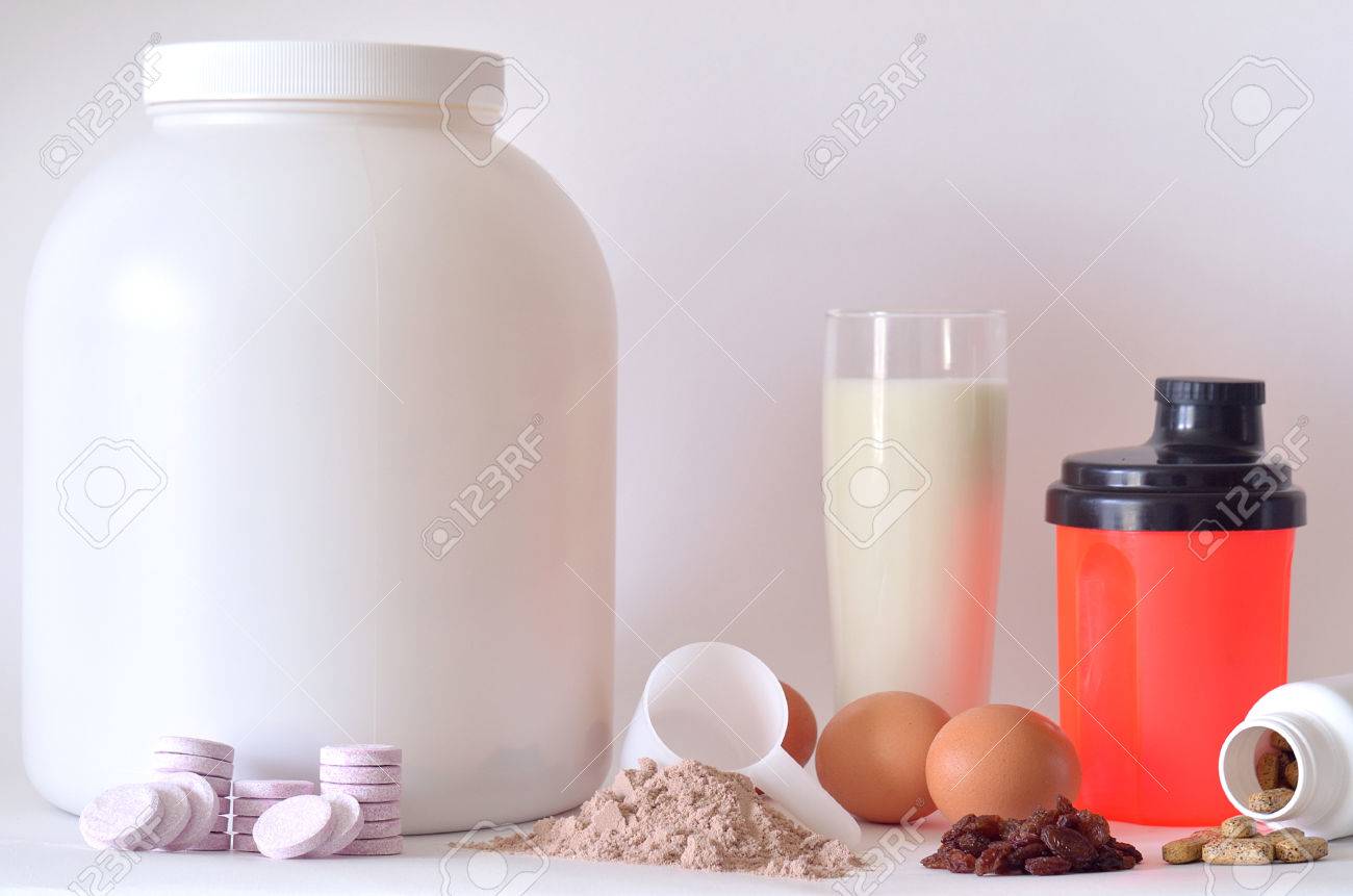 Tarro Grande De Proteína En Polvo Vaso De Leche Los Huevos Las Píldoras De Multivitaminas Tabletas Solubles De Magnesio Pasas Y Agitador Rojo Fotos Retratos Imágenes Y Fotografía De Archivo Libres De