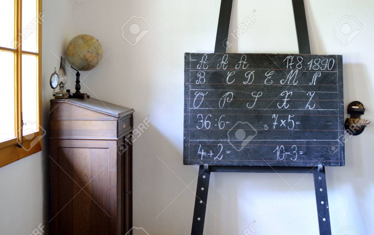 Historische Schulzimmer Mit Tafel Und Alten Globus In Der Schule Aus Dem Fruhen 20 Jahrhundert Lizenzfreie Fotos Bilder Und Stock Fotografie Image 83095475