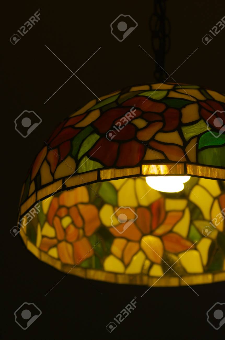 ステンド グラスのランプ シェード の写真素材 画像素材 Image