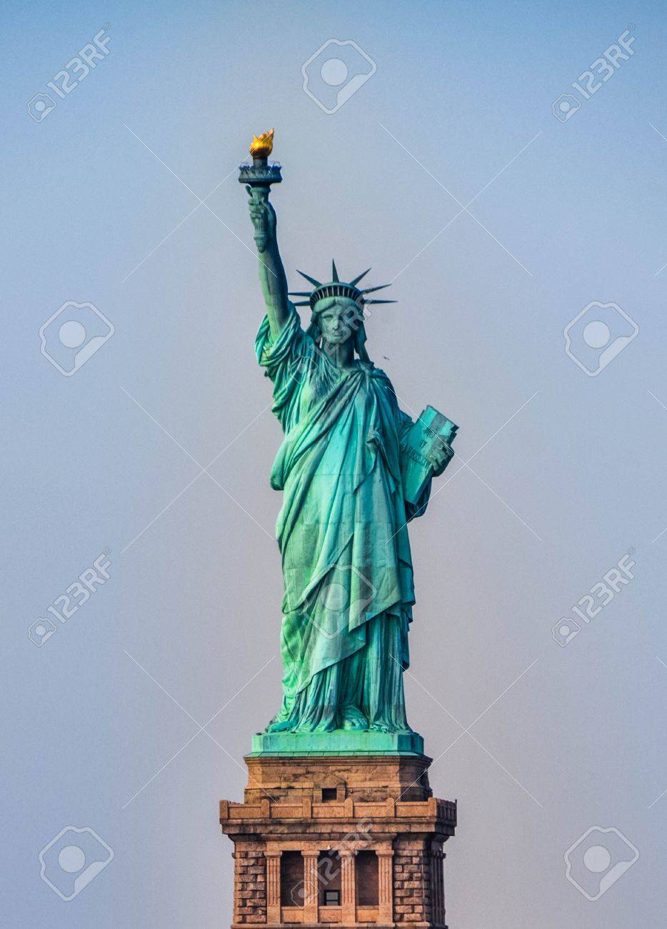 ニューヨークの自由の女神像の正面図の写真素材・画像素材 Image 18166699