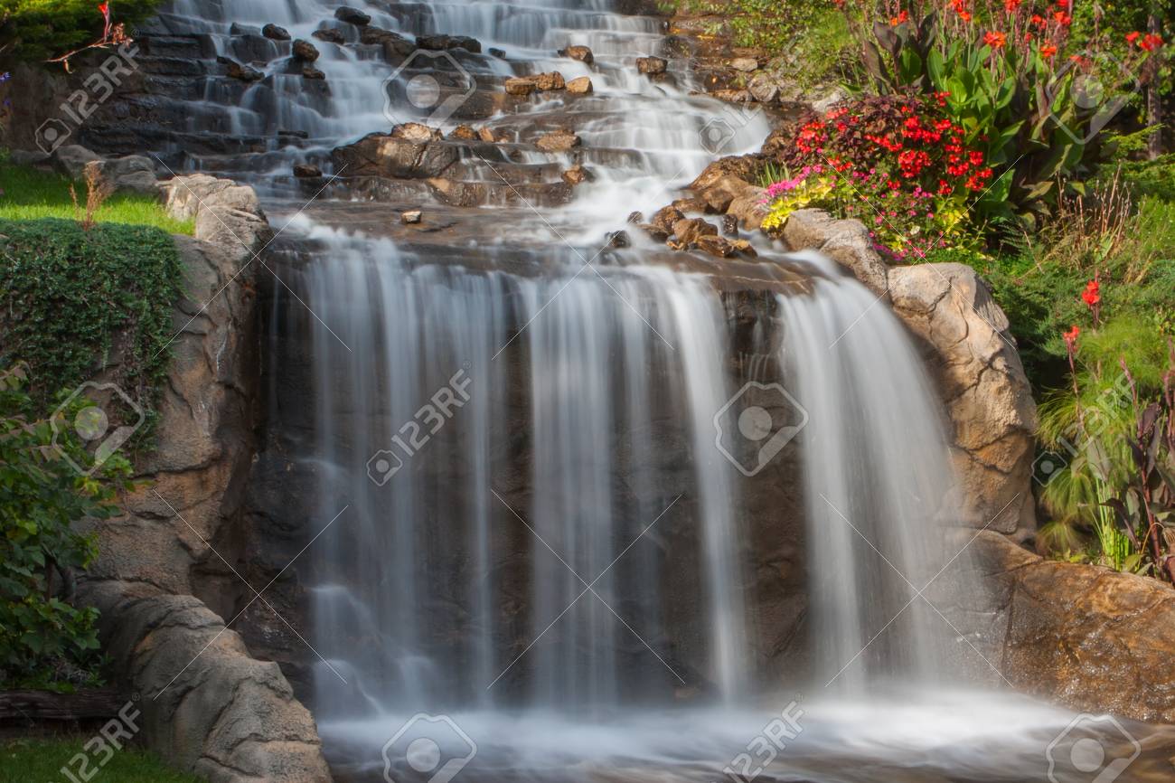 川の銀行の小さい滝があります の写真素材 画像素材 Image 2636