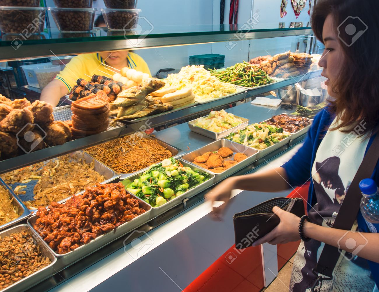 シンガポールのシンガポール 09 年 3 月 ストリート食品 ほとんどのシンガポール人は外食 少なくとも 1 日 1 回 市内で安価な食べ物の屋台がたくさんあります の写真素材 画像素材 Image