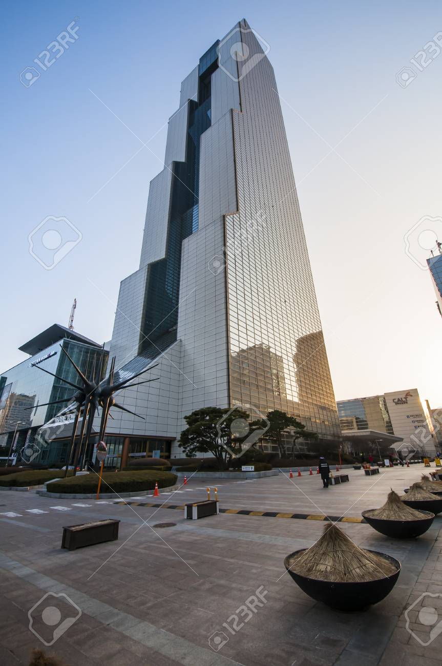 서울, 한국 - 2015년 3월 2일 : 한국 세계 무역 센터. 54 층 건물 트레이드 타워는 228m의 높이로 1988 년에  지어졌다. 로열티 무료 사진, 그림, 이미지 그리고 스톡포토그래피. Image 40096531