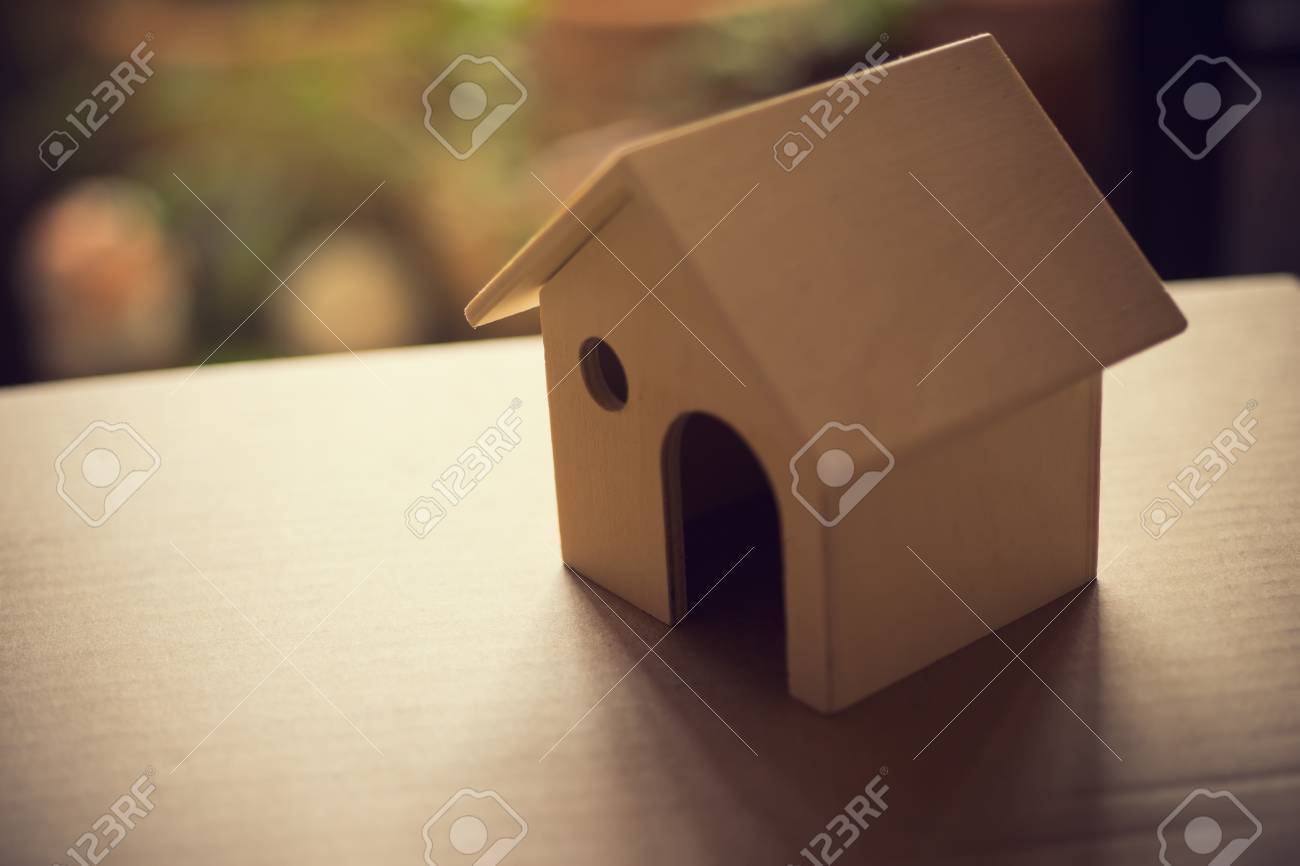 家の購入住宅ローンの概念 段ボール ビンテージ画像処理の木製おもちゃの家 の写真素材 画像素材 Image 家の購入住宅ローンの概念 段ボール ビンテージ画像処理の木製おもちゃの家 の写真素材 画像素材 Image