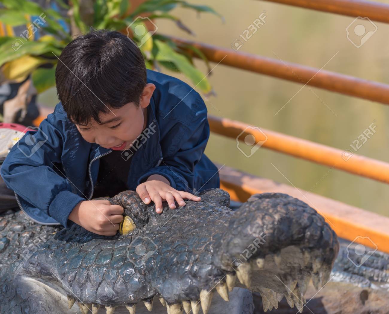 かわいいアジアの少年の画像はワニの人形で遊ぶ の写真素材 画像素材 Image