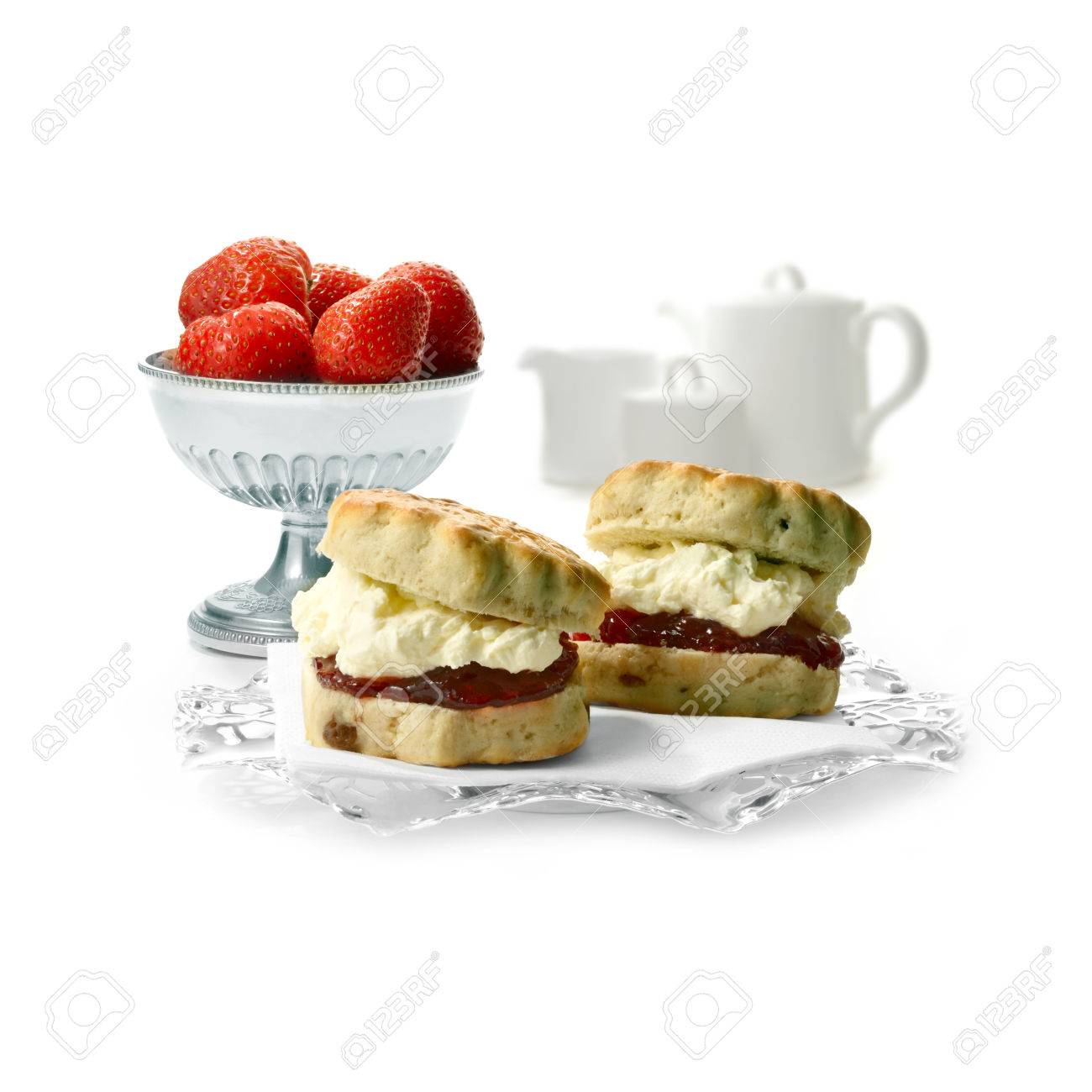 2 英語作りたてのスコーン ダブルにじみ出るホイップ クリームとイチゴ ゼリー 分離白に対して カフェ メニューまたは夏パーティの招待状の完璧なイメージ スペースをコピーします の写真素材 画像素材 Image