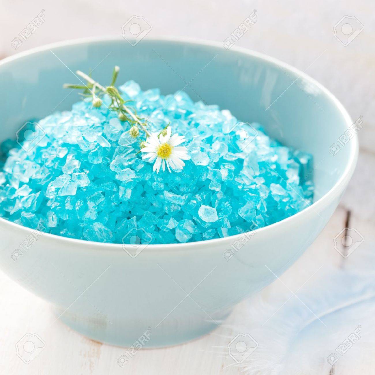 archivio fotografico bagno di sale blu in ciotola con fiore