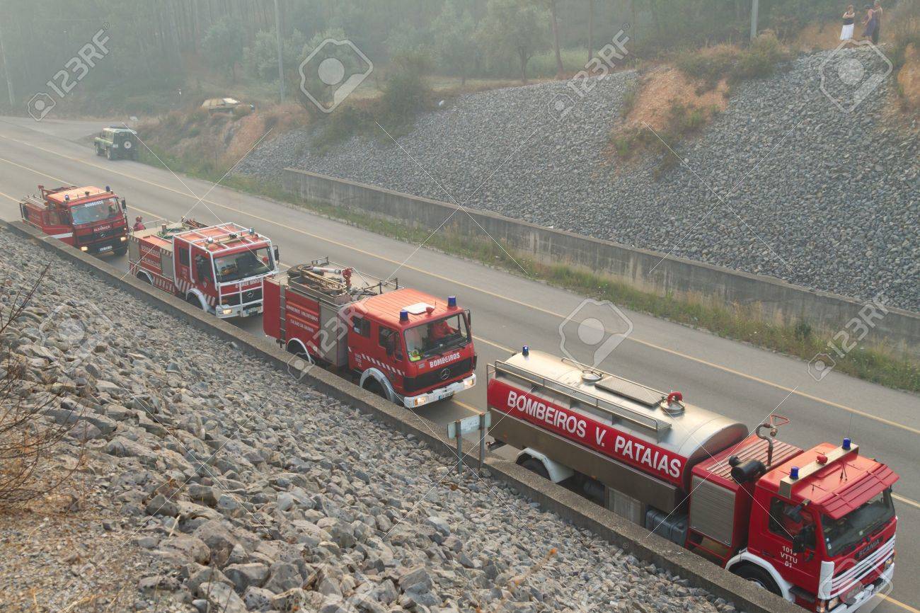山火事を防ぐために道路に消防車が 12 年 7 月 15 日 ポンバル侯爵広場 ポルトガルでは 道を渡りポンバル ポルトガル 7 月 15 日 の写真素材 画像素材 Image