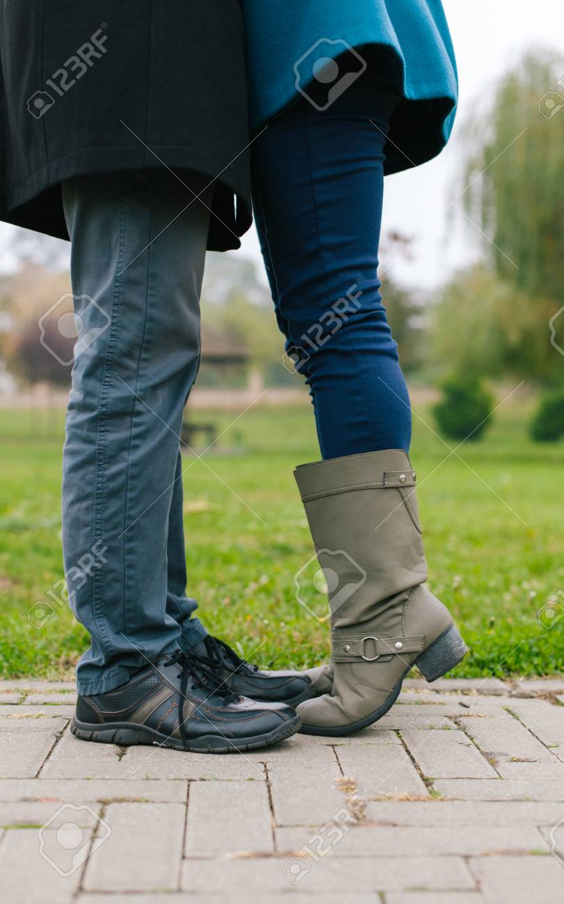 Pareja Besándose Aire Libre. Amantes En Una Cita Romántica, Chica Se Pone De Puntillas Para Besar A Su Hombre. Ciérrese Para Arriba En Los Zapatos Fotos, Retratos, Imágenes Y De