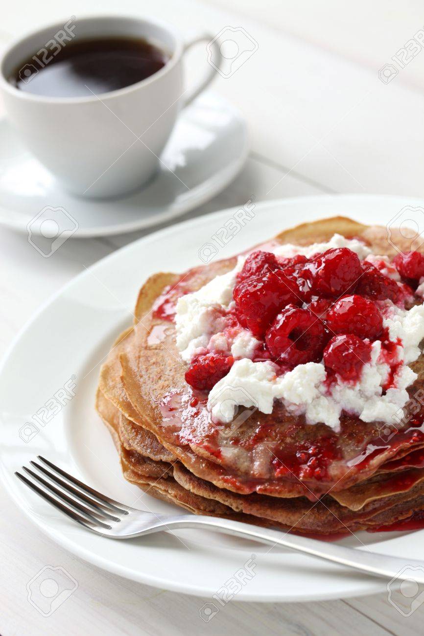 リコッタ チーズとラズベリー ソース Necci イタリア栗粉クレープ パンケーキ の写真素材 画像素材 Image