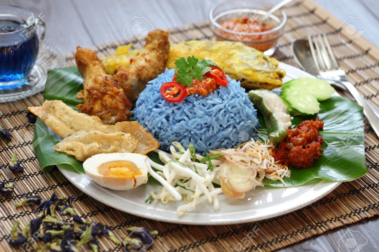 Nasi kerabu, blaue Farbe Reissalat, die malaysische Küche Nasi kerabu, blaue Farbe Reissalat, die malaysische Küche