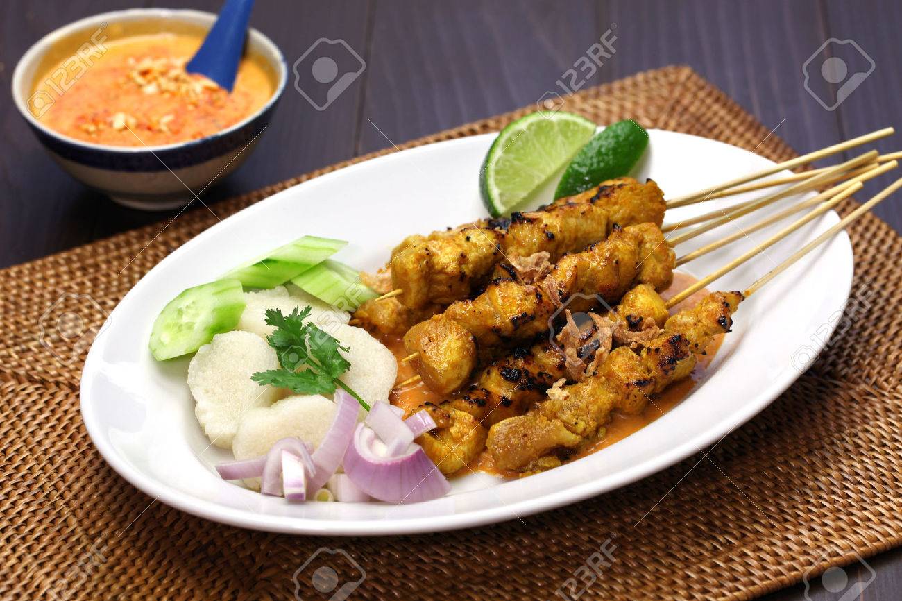 Chicken Satay Sate Ayam Und Lontong Mit Erdnuss Sauce Indonesisch Spiess Kuche Lizenzfreie Fotos Bilder Und Stock Fotografie Image 37565208