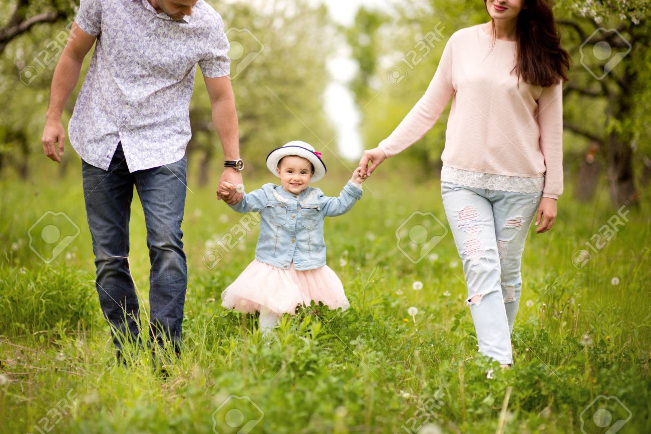 Familia Mama Papa E Hija Estan Caminando En La Primavera En Un Jardin Florido Feliz Riendo Fotos Retratos Imagenes Y Fotografia De Archivo Libres De Derecho Image