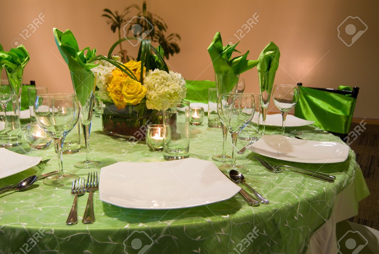 Setting A Dinner Table banquet / formal dinner table setting with flower center piece Setting A Dinner Table banquet / formal dinner table setting with flower center piece