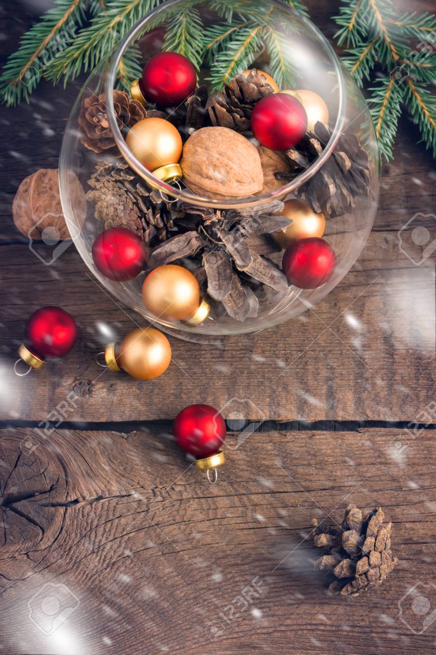 松ぼっくり ナッツ類 木製の背景のガラスにクリスマスのおもちゃ の写真素材 画像素材 Image