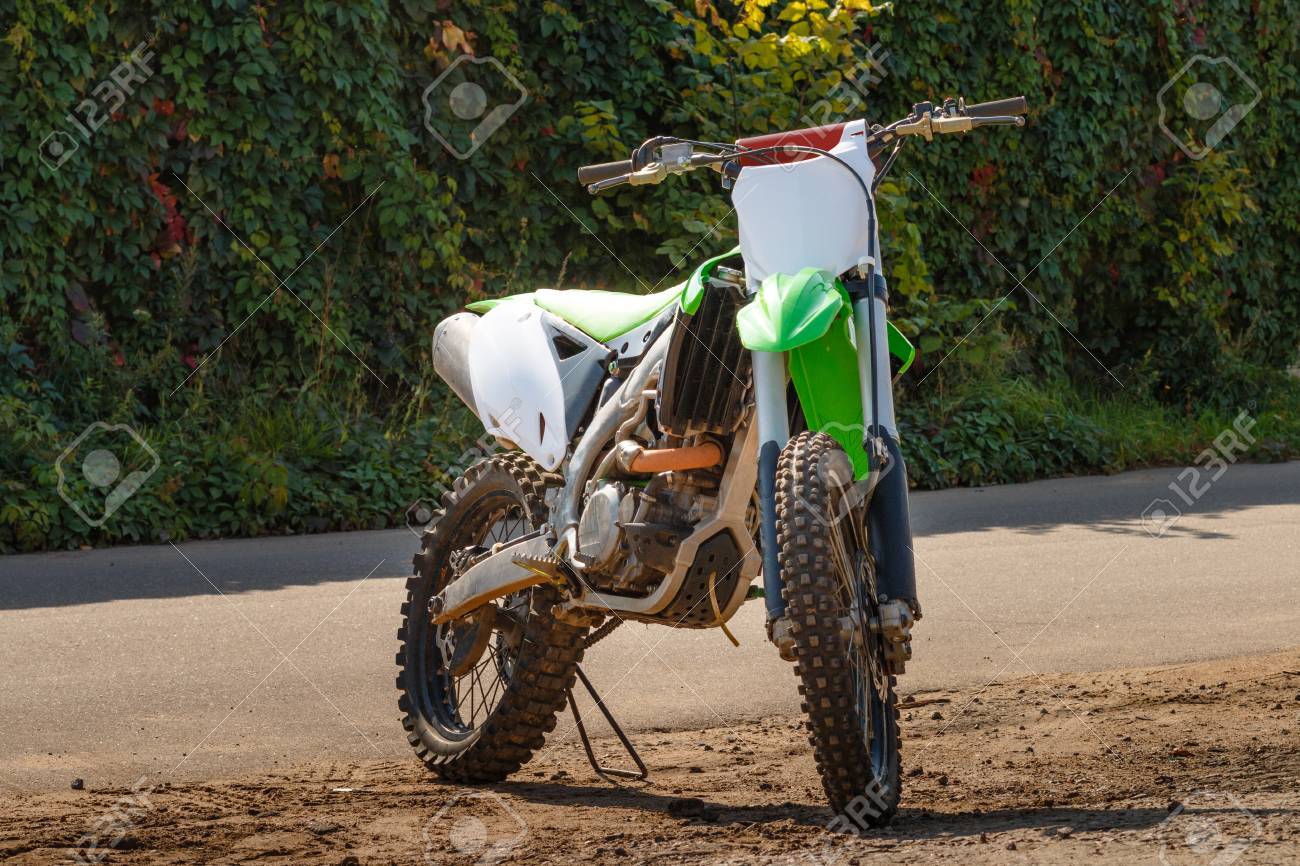 グリーンクロスバイク 写真撮影のダートバイク モトクロスバイクを訓練 の写真素材 画像素材 Image