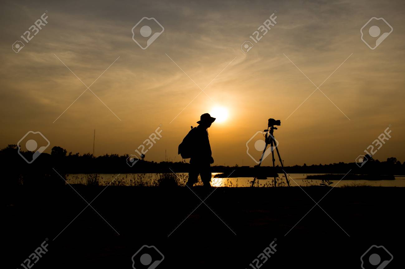 夕日の湖のカメラマンのシルエット の写真素材 画像素材 Image