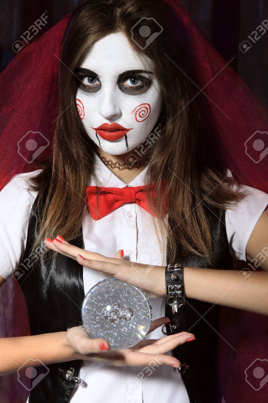 Halloween, Le Mysticisme, La Magie, Le Mystère. Maquillage Dans Le Style De  Billy Poupée. Une Sorcière Tenant Une Sphère Transparente Magique. Banque  D'images Et Photos Libres De Droits. Image 47751290.