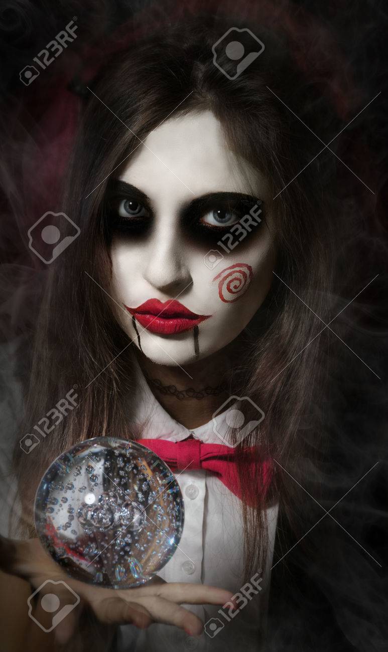 Halloween, Le Mysticisme, La Magie, Le Mystère. Maquillage Dans Le Style De  Billy Poupée. Fille Sorcière Tenant Une Sphère Transparente Magie. Banque  D'images Et Photos Libres De Droits. Image 47859940.