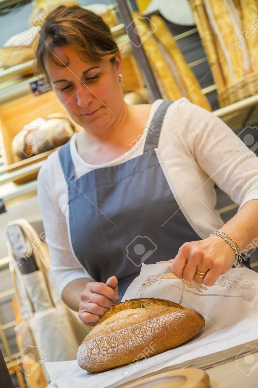パン屋でパン販売エプロンと笑顔の女性 の写真素材 画像素材 Image