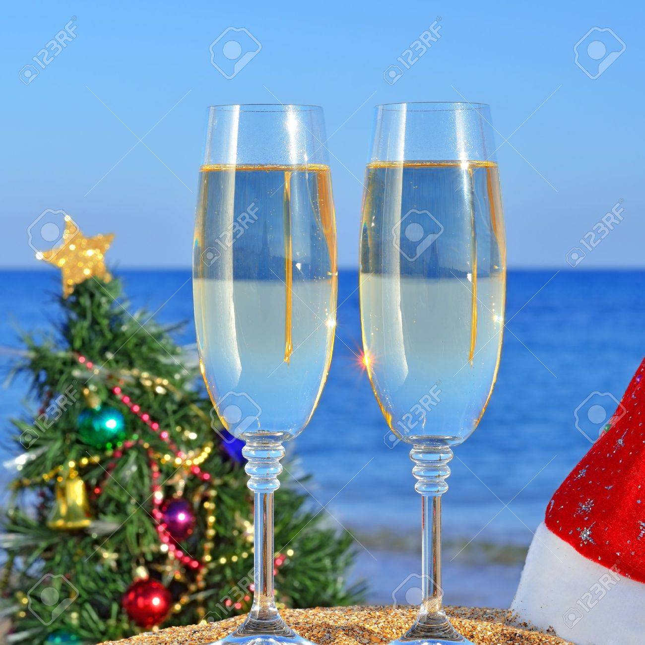シャンパンと青い海とビーチの上にクリスマス ツリーのメガネ の写真素材 画像素材 Image シャンパンと青い海とビーチの上にクリスマス ツリーのメガネ の写真素材 画像素材 Image