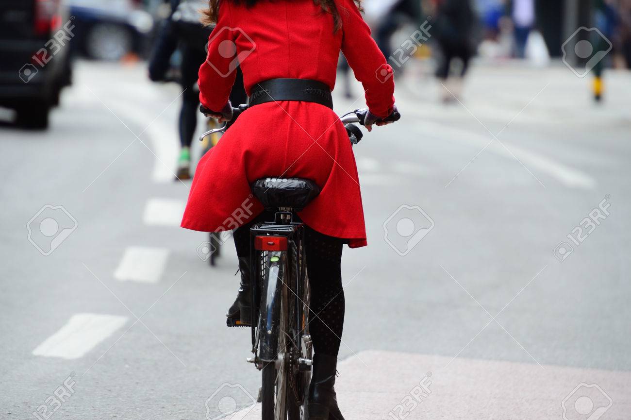 バイクに赤の女性 地面に自転車レーンの記号 の写真素材 画像素材 Image