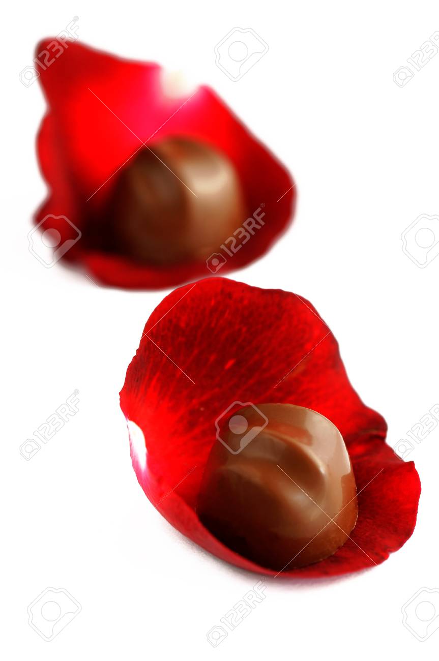 バレンタインのバラの花びらのチョコレート の写真素材 画像素材 Image