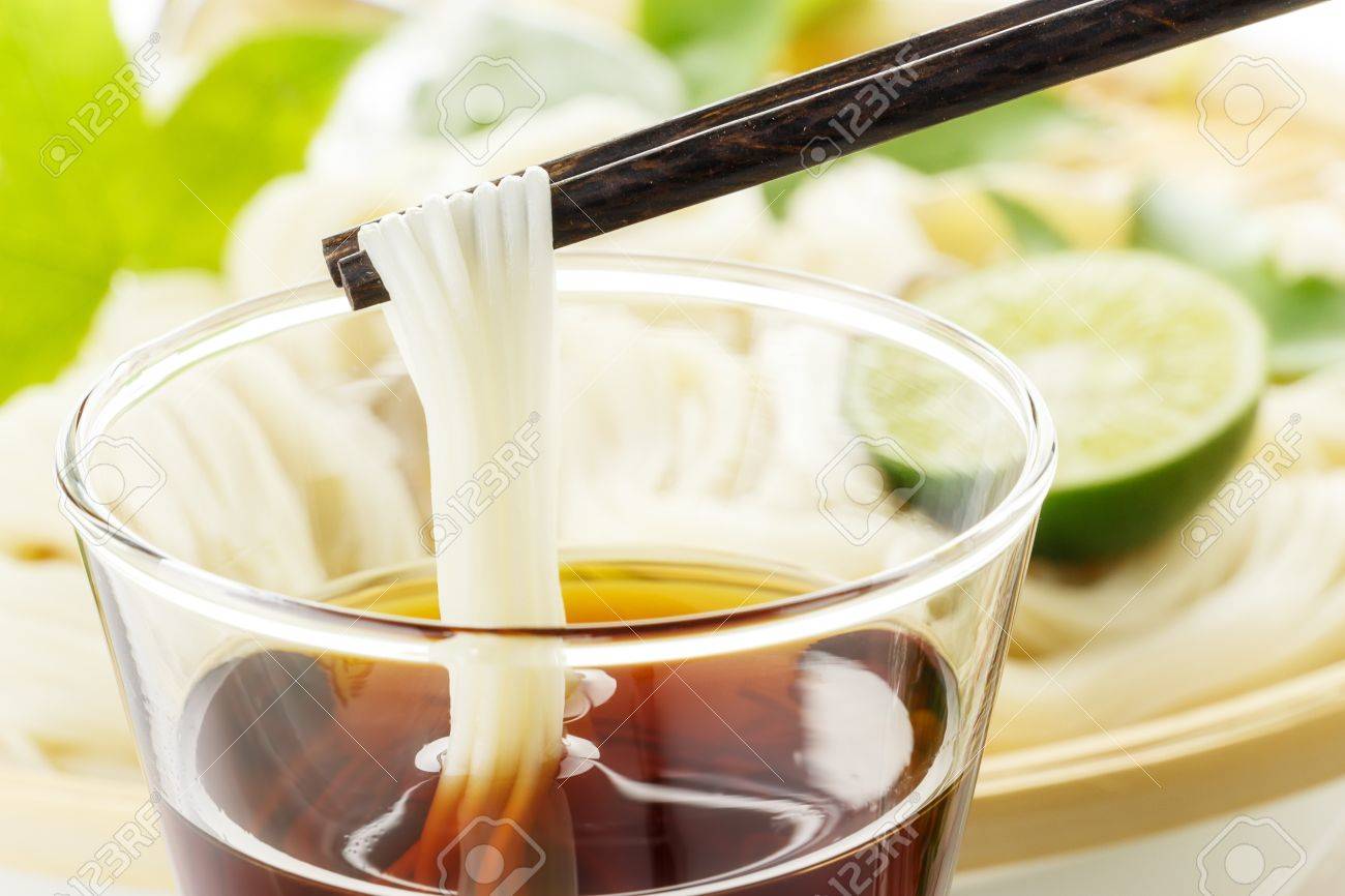 そうめん和風薄い小麦麺箸で持ち上げる の写真素材 画像素材 Image
