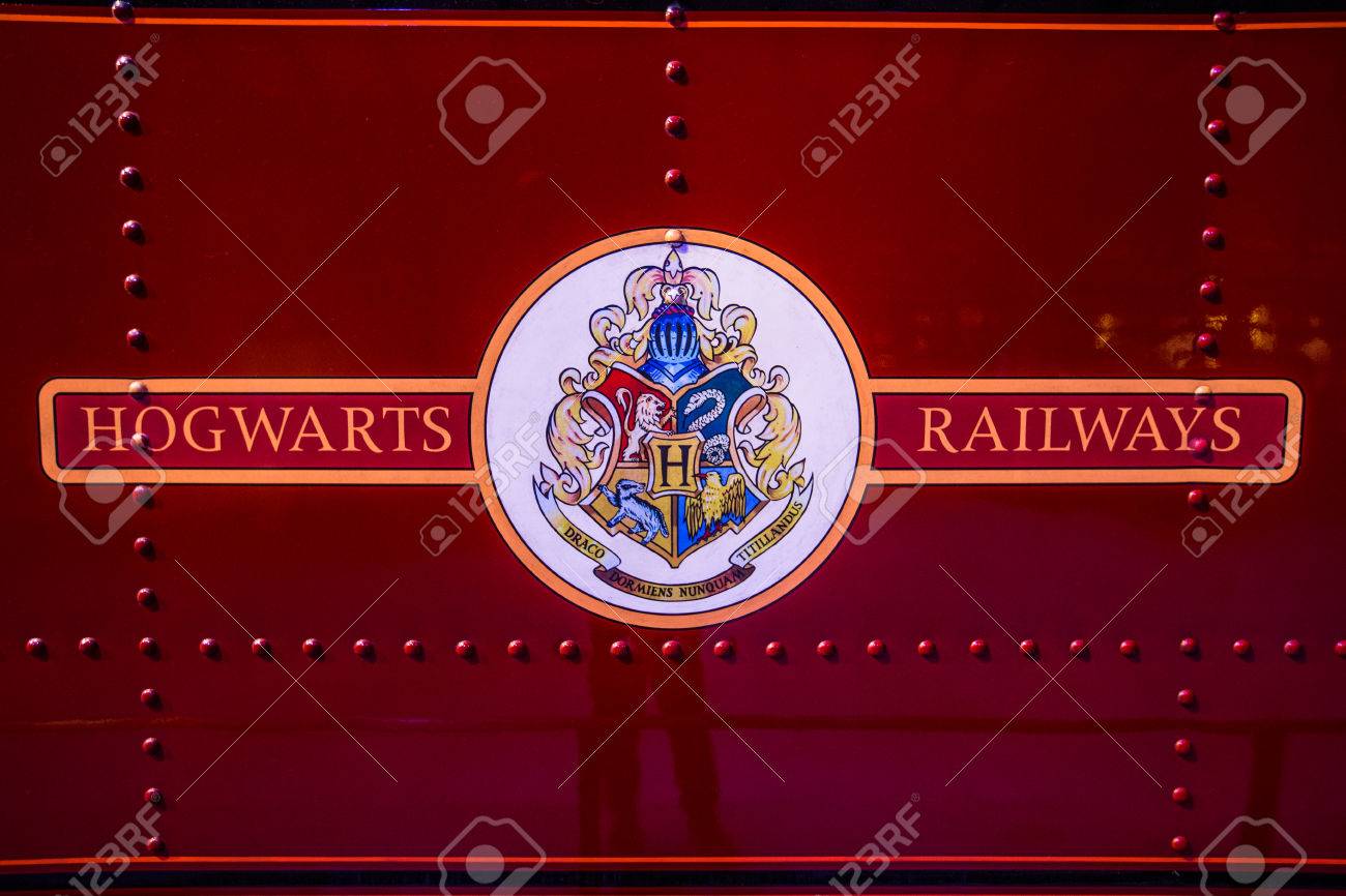 Leavesden ロンドン 16 年 3 月 3 日 電車 ワーナーの兄弟スタジオの中でホグワーツ魔法魔術学校のロゴの鉄道ツアー ハリーポッター の製作です の写真素材 画像素材 Image Leavesden ロンドン 16 年 3 月 3 日 電車 ワーナーの兄弟スタジオの中でホグワーツ魔法魔術学校のロゴの鉄道ツアー ハリーポッター の製作です の写真素材 画像素材 Image