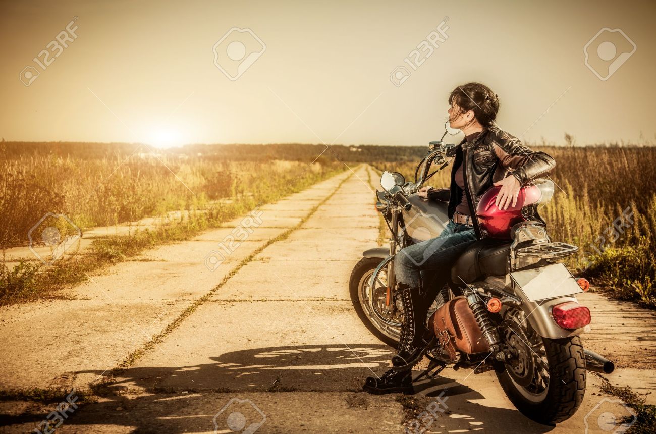 バイクにバイクに乗る人の女の子に座っています の写真素材 画像素材 Image バイクにバイクに乗る人の女の子に座っています の写真素材 画像素材 Image