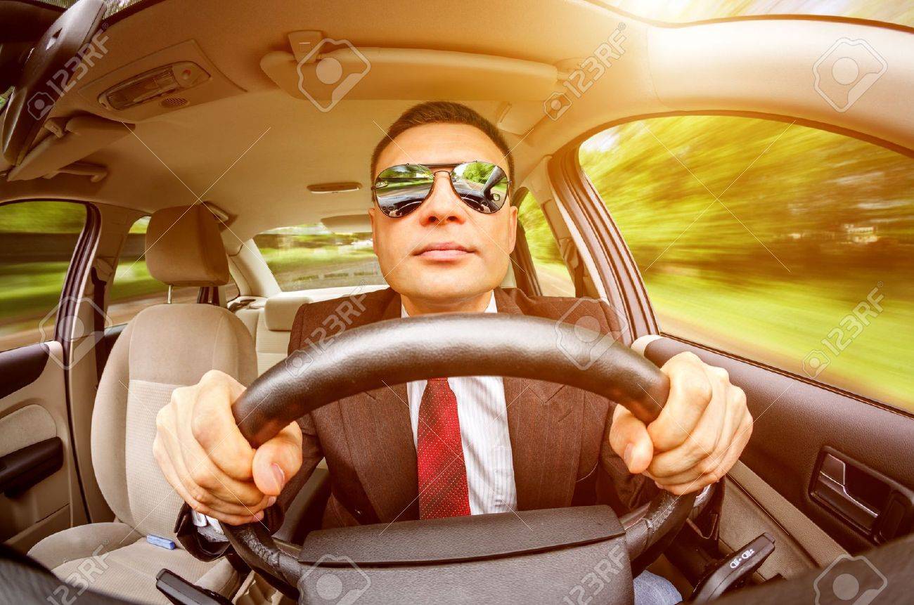 スーツやサングラスを車の道路上で運転の人 の写真素材 画像素材 Image