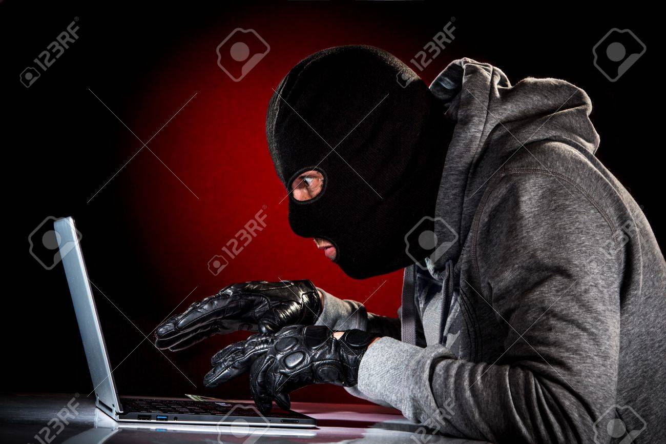 Hacker In A Mask With Laptop Royalty Free Stok Fotograf Resimler Gorseller Ve Stok Fotografcilik Image 20326239