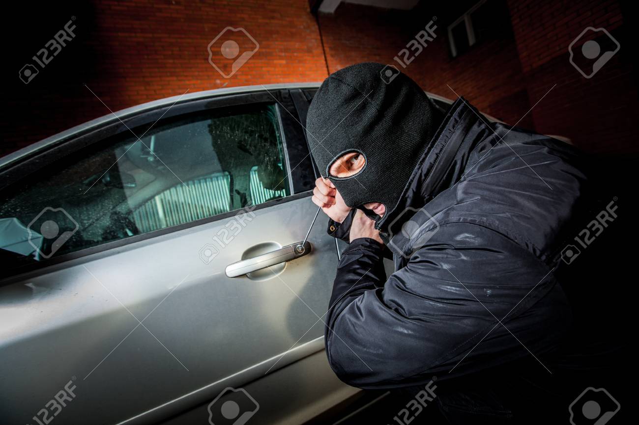 強盗とマスクの車泥棒 車のドアを開けるし 車をハイジャックします の写真素材 画像素材 Image 強盗とマスクの車泥棒 車のドアを開けるし 車をハイジャックします の写真素材 画像素材 Image