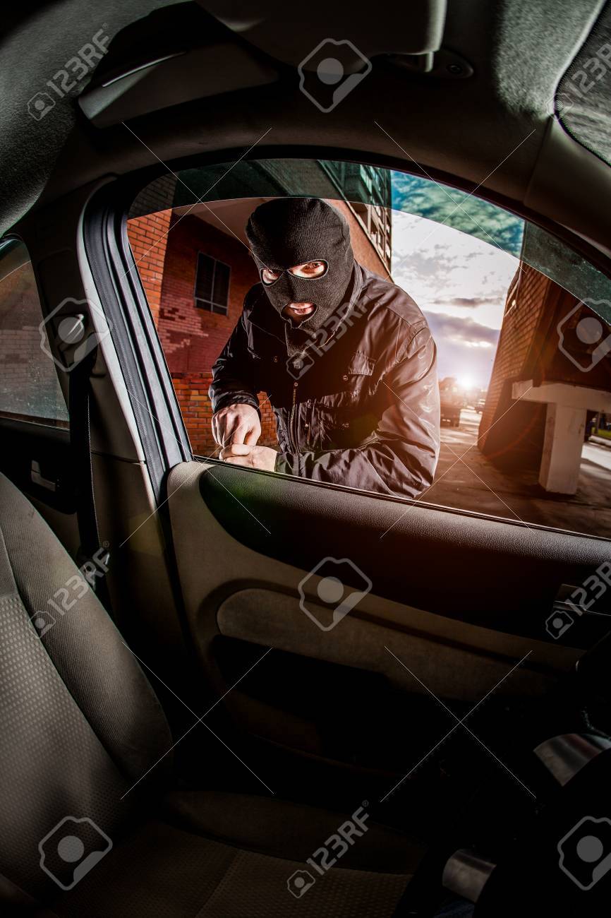強盗とマスクの車泥棒 車のドアを開けるし 車をハイジャックします の写真素材 画像素材 Image 強盗とマスクの車泥棒 車のドアを開けるし 車をハイジャックします の写真素材 画像素材 Image