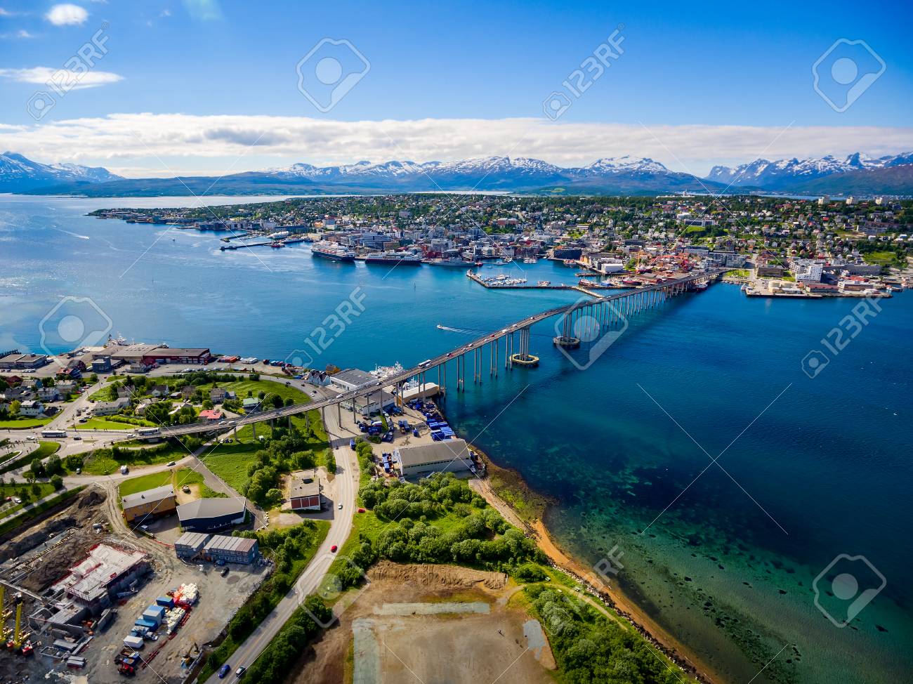 Pont De La Ville Tromso Photographie Aerienne De Norvege Tromso Est Consideree Comme La Ville La Plus Septentrionale Du Monde Avec Une Population De Plus De 50 000 Habitants Banque D Images Et