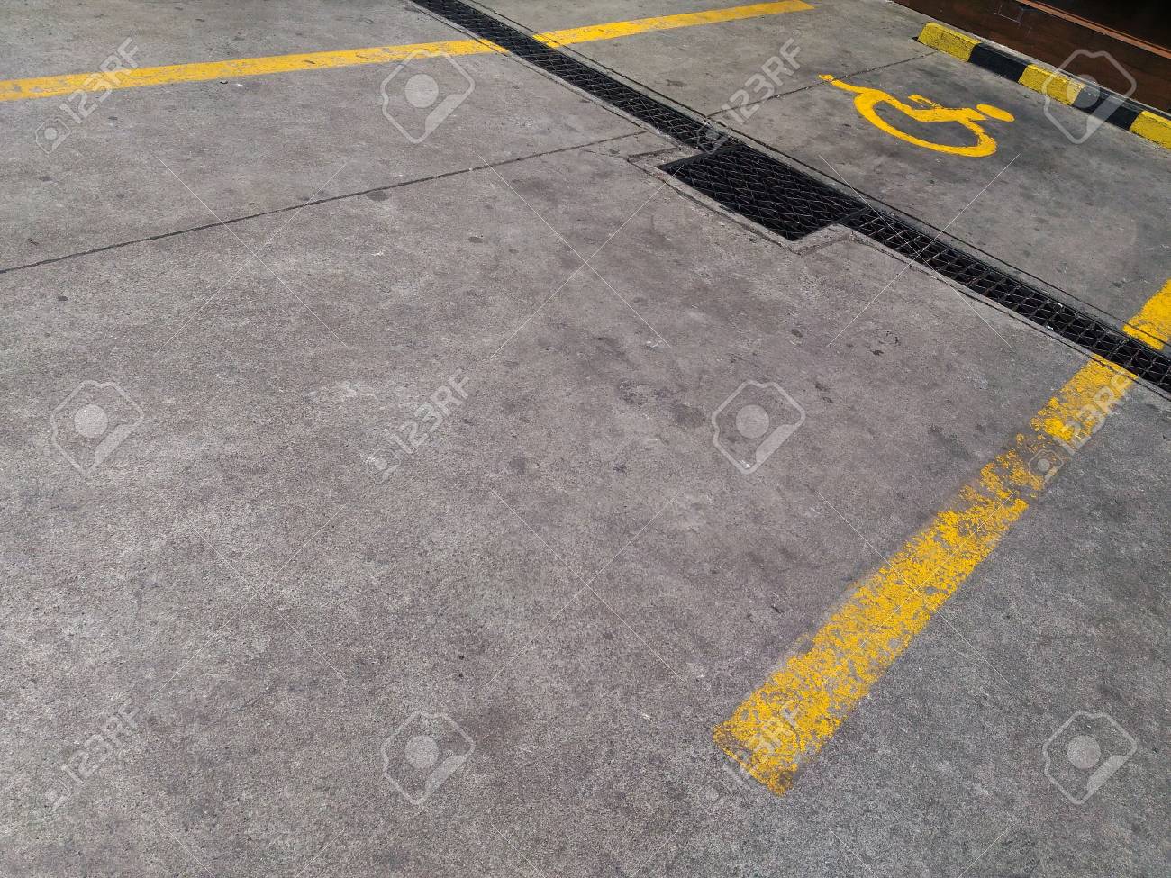 障害者用の駐車場マークの床に黄色の塗装看板 の写真素材 画像素材 Image