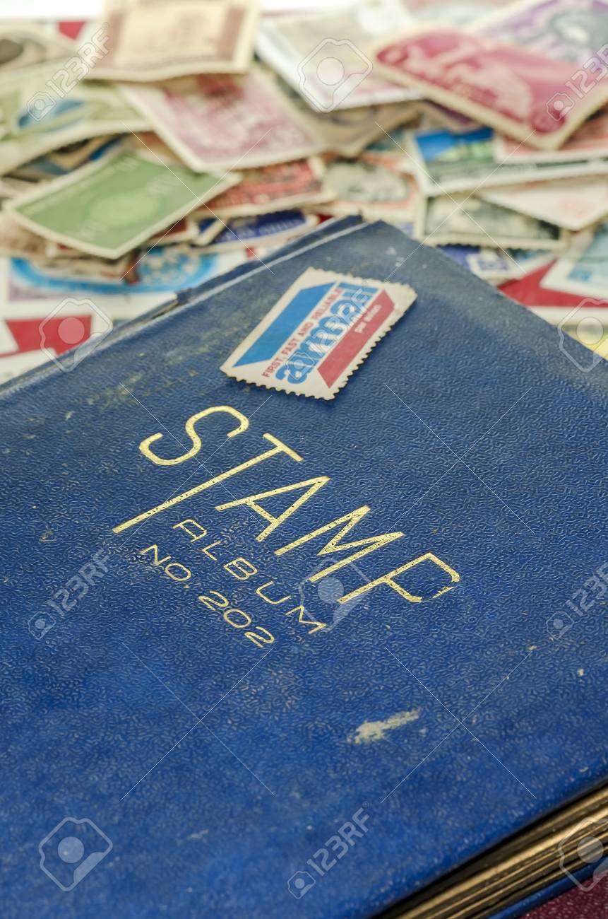 古いスタンプ収集の本 スタンプ メールを使用 の写真素材 画像素材 Image