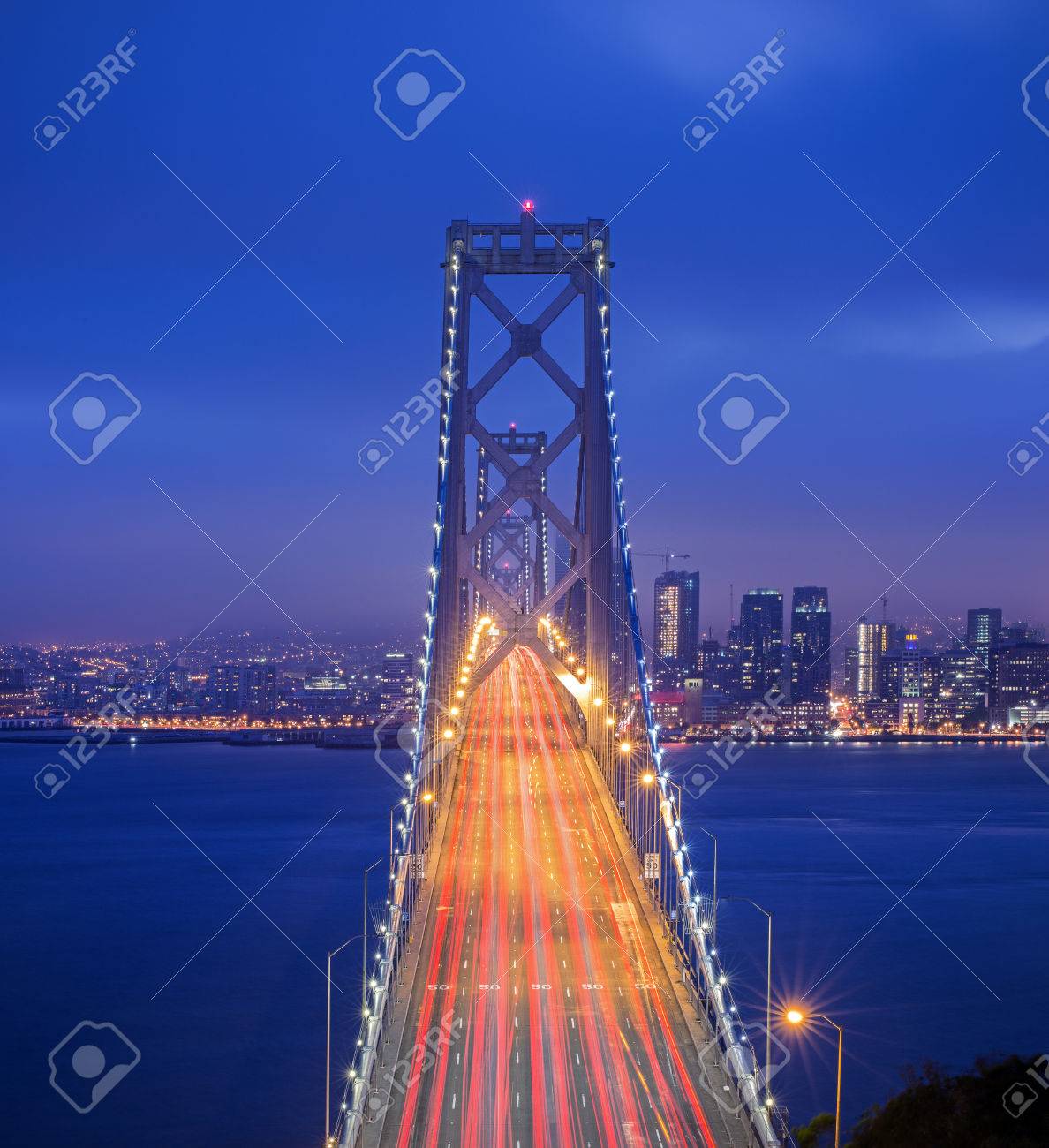 Oakland Ca 10 Juni 15 Die San Franciscoa A O Oakland Bay Bridge Ist Ein Komplex Von Brucken Uber Die San Francisco Bay In Kalifornien Als Teil Der