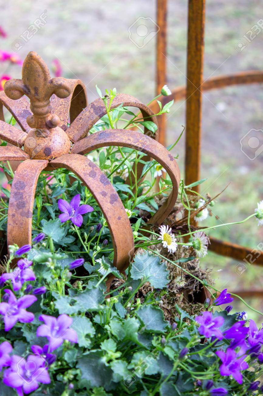 Bellflower Mit Gartendekoration Aus Rostigem Metall Lizenzfreie Fotos Bilder Und Stock Fotografie Image 43548713