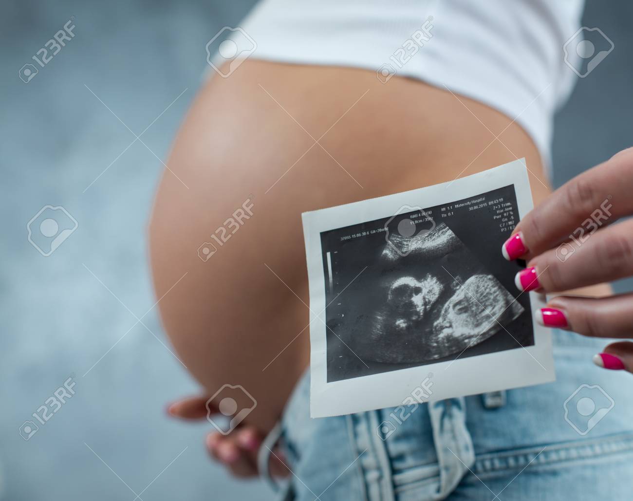 Gros Plan D Un Joli Ventre De Femme Enceinte Et Echographie De Bebe Concept De Maternite Feminine Enceinte Vue De Cote Partie Du Corps Enceinte Du Ventre Banque D Images Et Photos Libres De