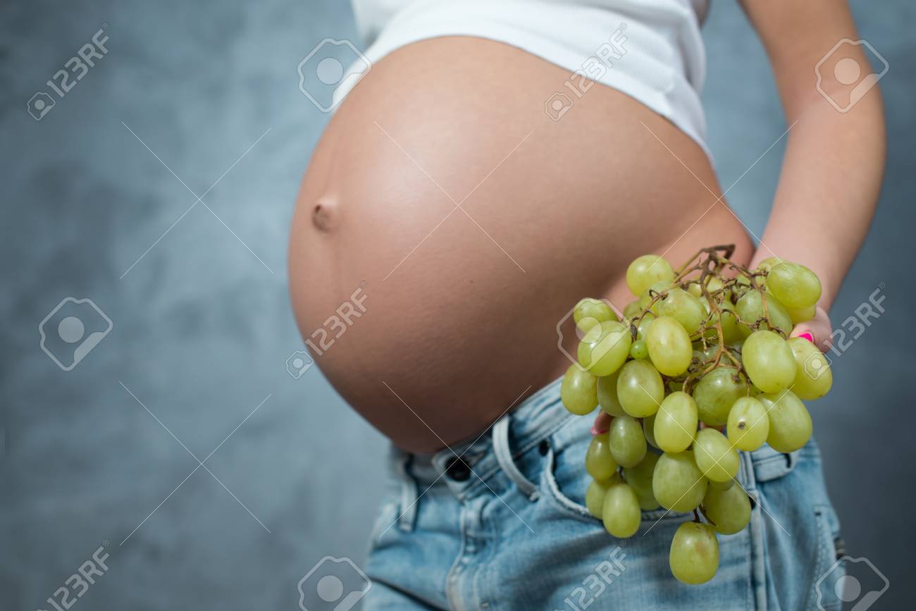 かわいい妊婦腹と健康食品のクローズ アップ 妊娠中の女性の健康的な母性の概念 妊娠中の腹ボディ部側面図 の写真素材 画像素材 Image