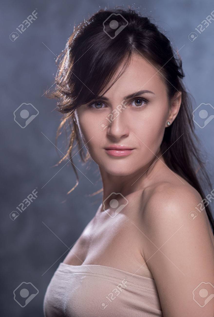 若くて可愛い女の子の肯定的な感情的な肖像画 美しい女性の肖像画 の写真素材 画像素材 Image 若くて可愛い女の子の肯定的な感情的な肖像画 美しい女性の肖像画 の写真素材 画像素材 Image