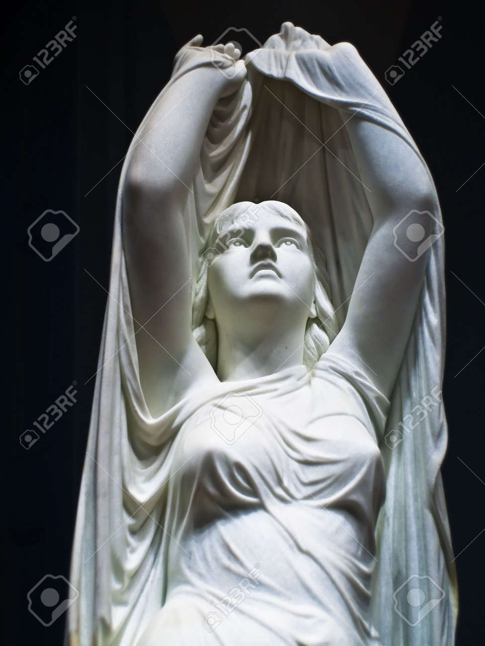 天使のような女性の美しい彫像 の写真素材 画像素材 Image