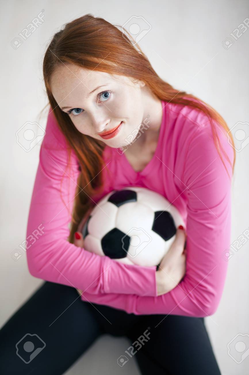 サッカー ボールを押しながら私たちに見て美しい長い髪の女の子 の写真素材 画像素材 Image