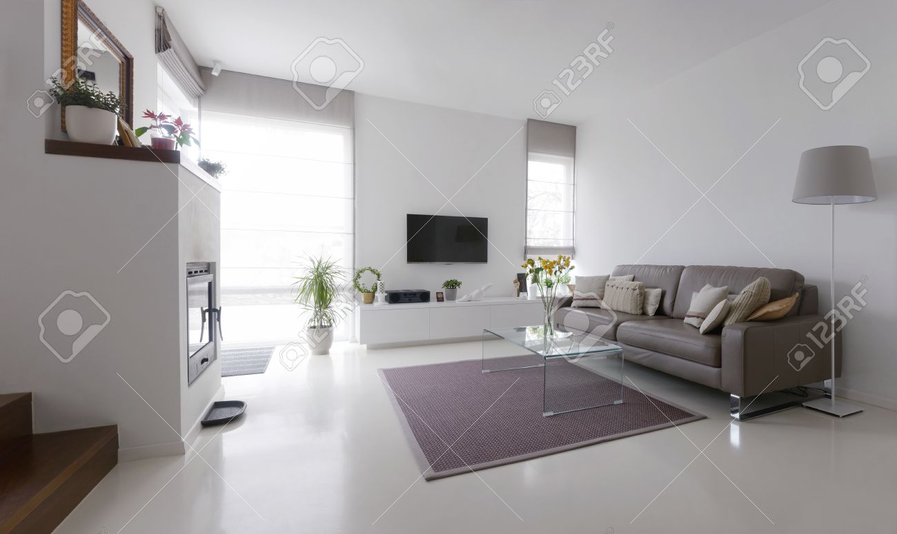 Weiss Wohnzimmer Mit Taupe Ledersofa Und Glastisch Lizenzfreie Fotos Bilder Und Stock Fotografie Image 50382817