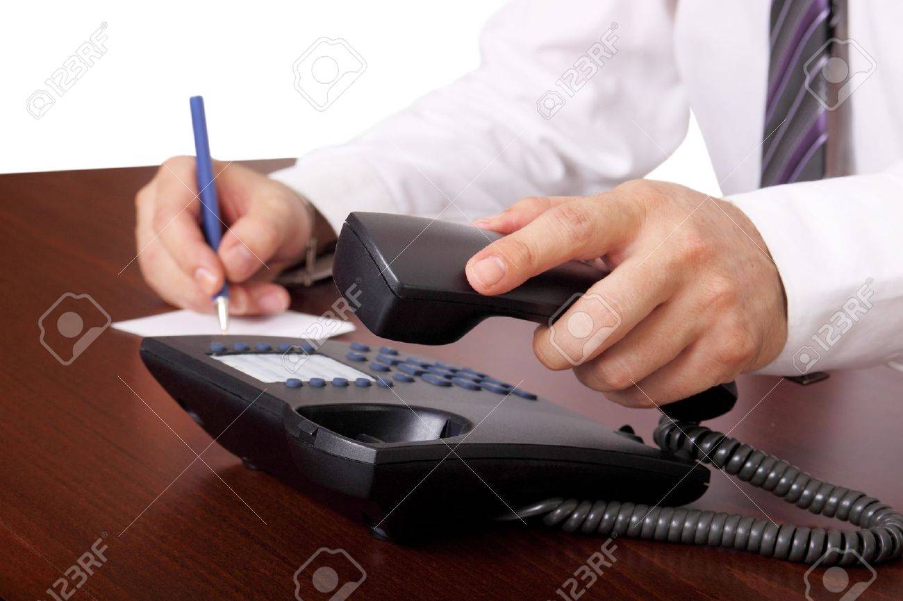 男は答えたり オフィスで電話を切る の写真素材 画像素材 Image